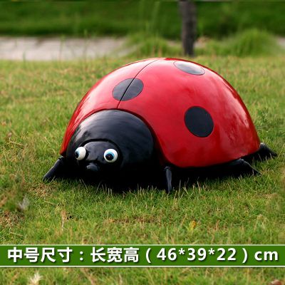 公園里擺放的紅色大眼睛的玻璃鋼卡通瓢蟲雕塑