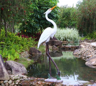 公園池塘中玻璃鋼大長腿鶴雕塑