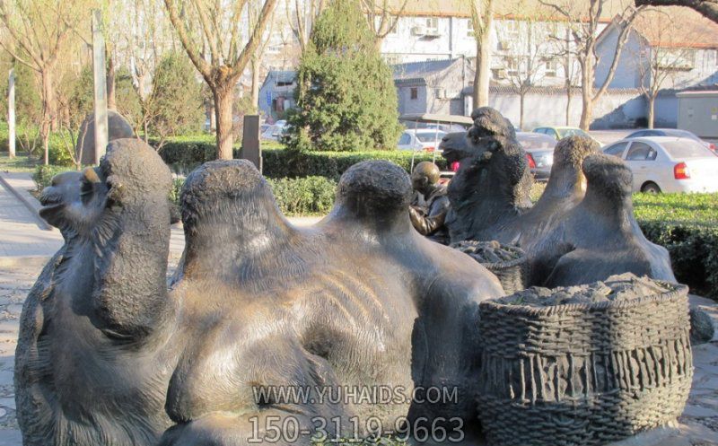 公園里坐著一只歪頭看的玻璃鋼創(chuàng)意駱駝雕塑