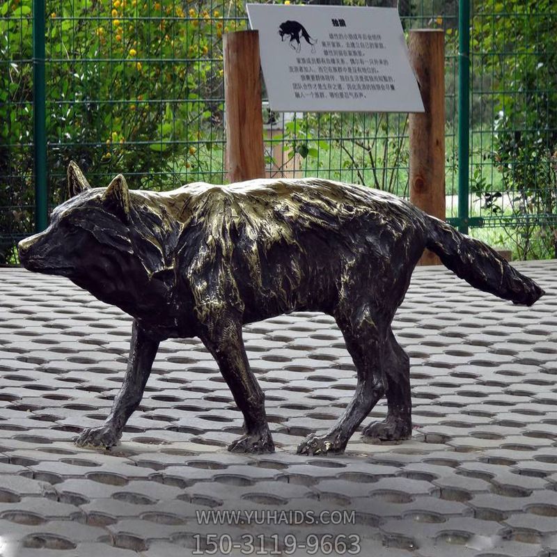 景區(qū)動物園不銹鋼仿古做舊行走的狼雕塑