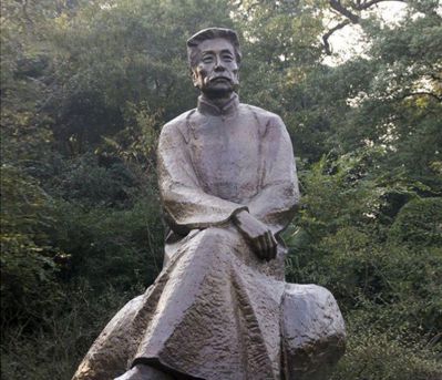 玻璃鋼公園景區景觀人物景觀裝飾品坐在石頭上的魯迅雕塑