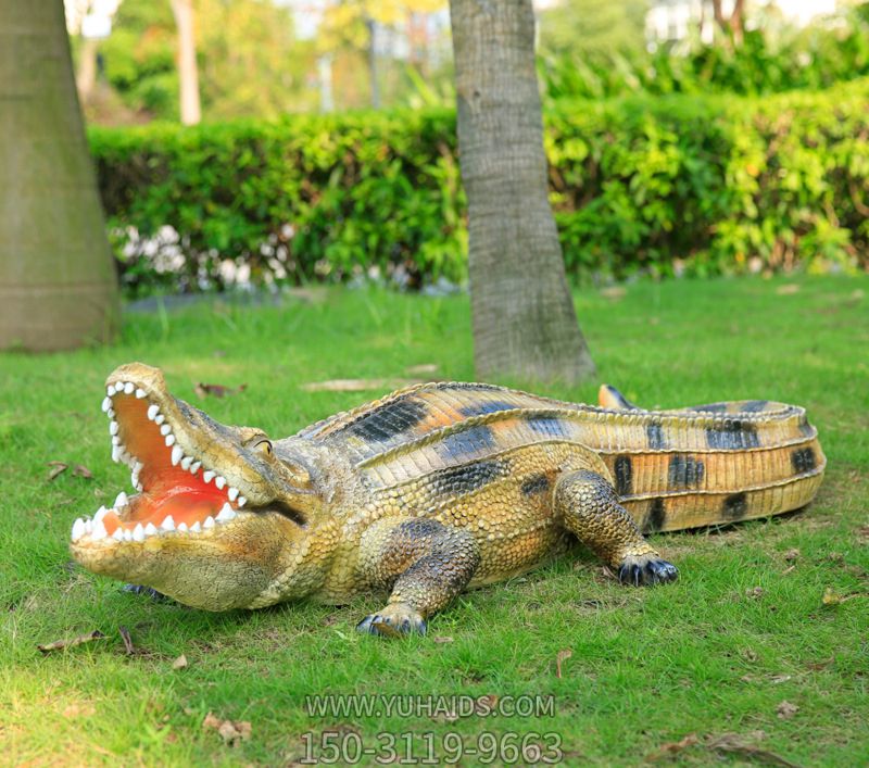 公園草地擺放的張嘴的玻璃鋼彩繪鱷魚雕塑