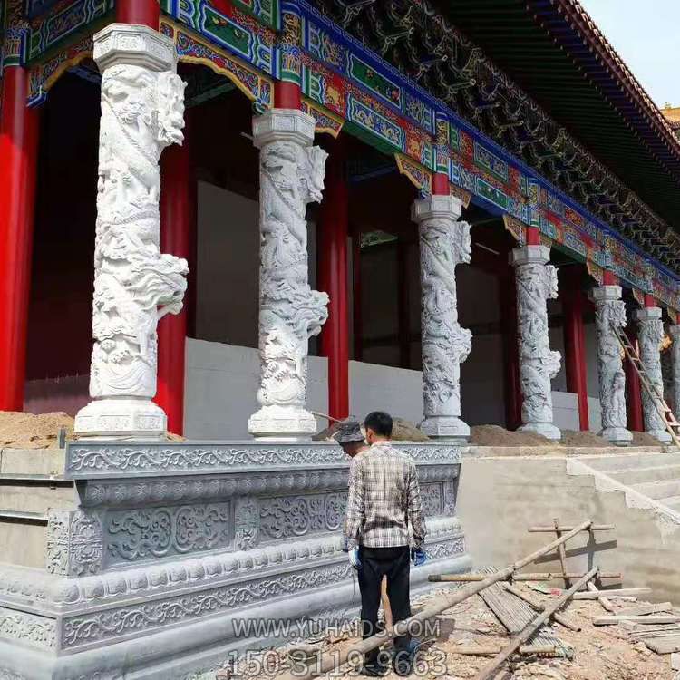 景區(qū)寺廟古建筑門(mén)前擺放漢白玉石雕龍石柱雕塑