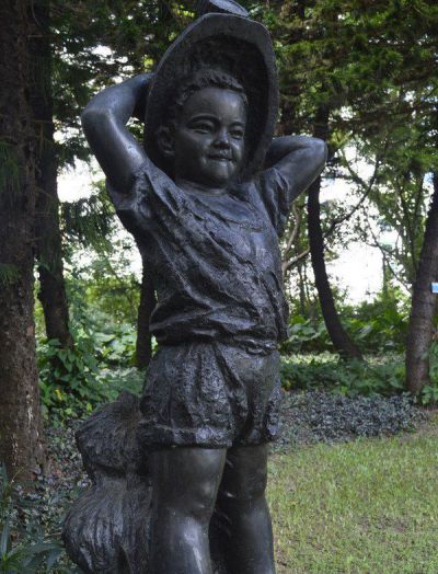 公園戴草帽的小男孩人物銅雕兒童雕塑