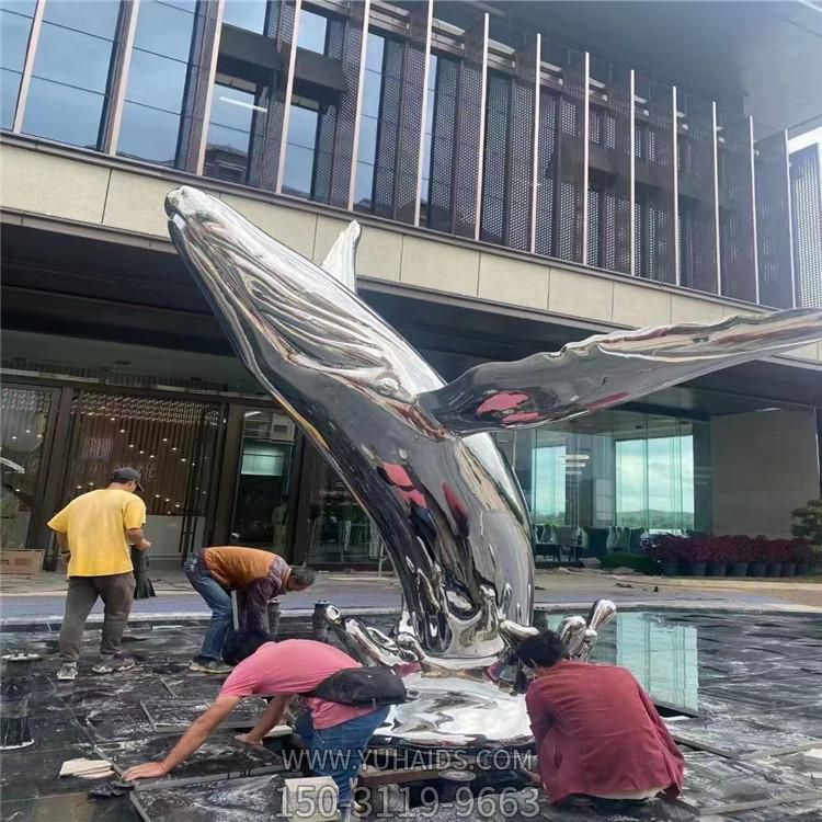 酒店門口大型噴泉水景不銹鋼鏡面鯨魚雕塑