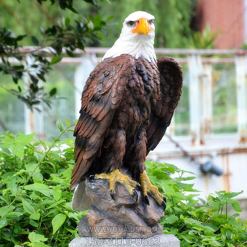 公園一只仿真樹脂老鷹雕塑