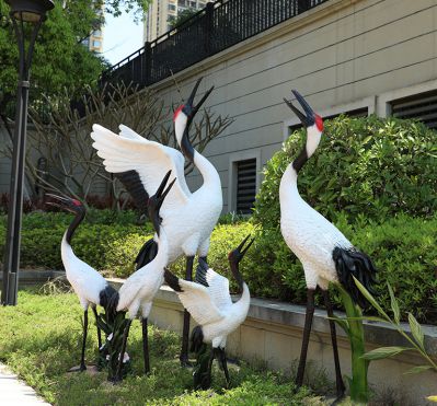 玻璃鋼彩繪公園別墅創意一家丹頂鶴雕塑