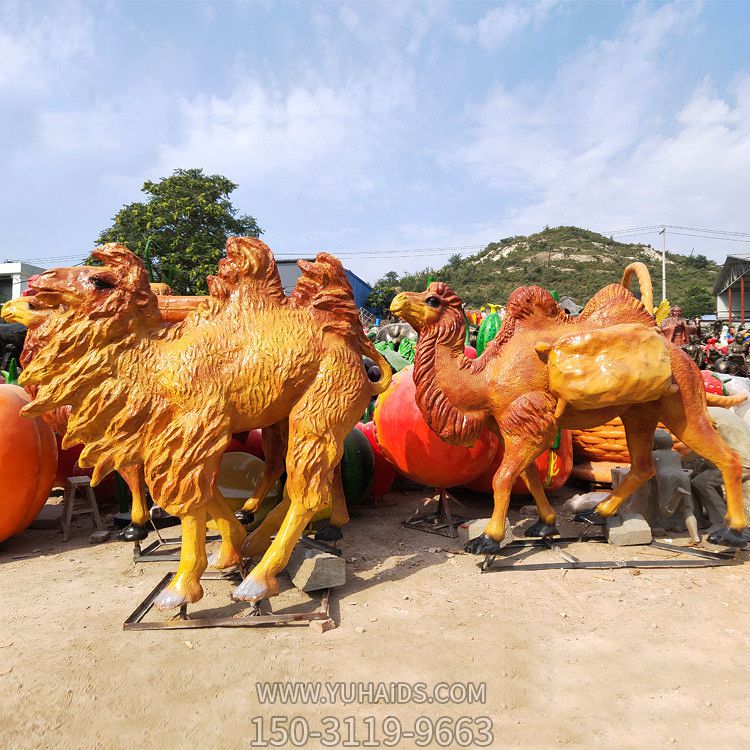 公園街道擺放的玻璃鋼噴漆的駱駝雕塑