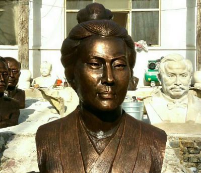 學院公園擺放古代女詞人李清照胸像玻璃鋼仿銅雕塑